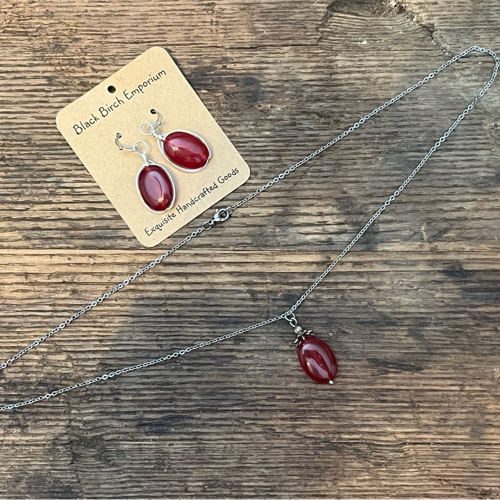 Elegant Red Oval Carnelian Necklace and Matching Earrings